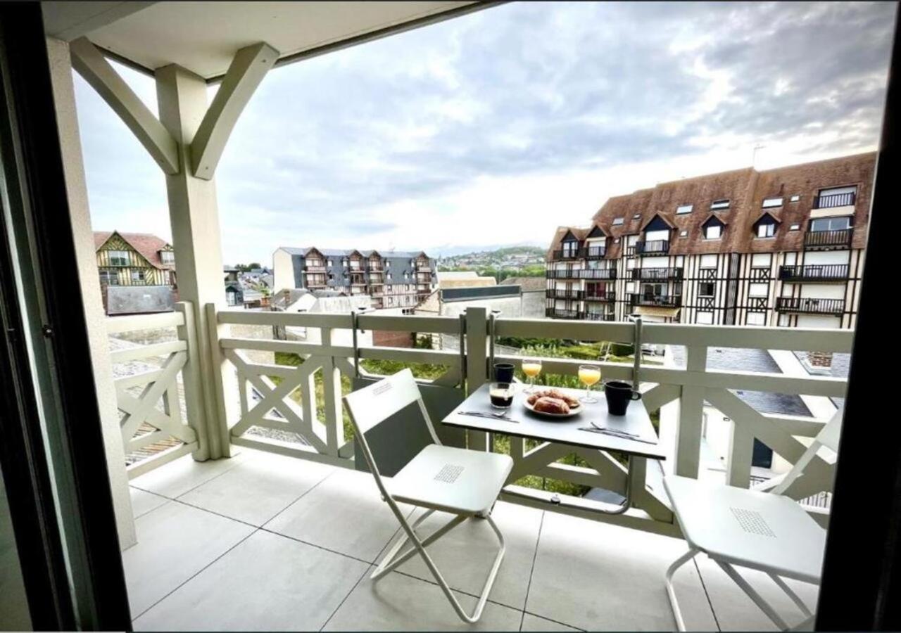 Sejour Authentique - Balcon, Parking & Wifi Ultra-Rapide Lägenhet Deauville Exteriör bild